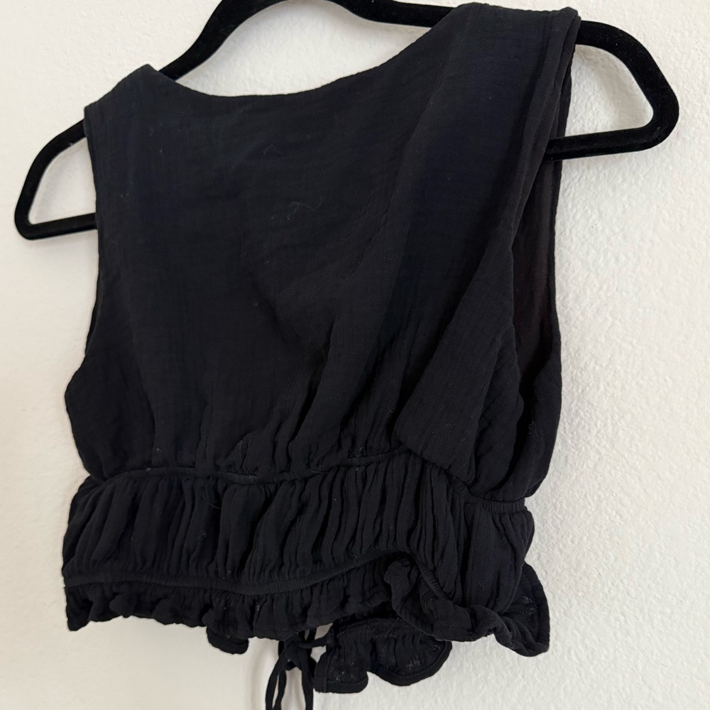 Lush‎ Cotton tie-front top with a ruffled and ruched hem and v-neckline - Picture 7 of 10